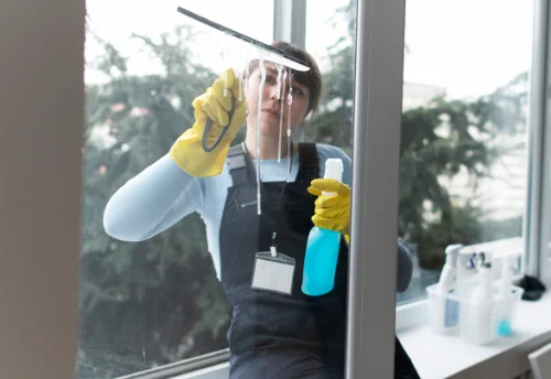 Nettoyage de vitres intérieures et extérieures à École-Valentin